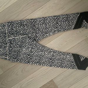 lululemon Wunder Under Leggings. Size 6. Slightly cropped polka dot print.